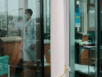 A nurse test a woman entering the emergency room at Tobey Hospital in Wareham.  [ PETER PEREIRA/THE STANDARD-TIMES/SCMG ]