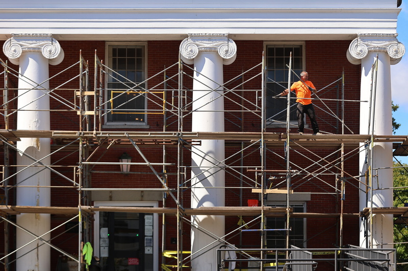 An East Coast Masonry & Construction worker sets up the staging in front of the colonnade of the Superior Court building in New Bedford, MA which is undergoing the next stage in its restoration. PHOTO PETER PEREIRA
